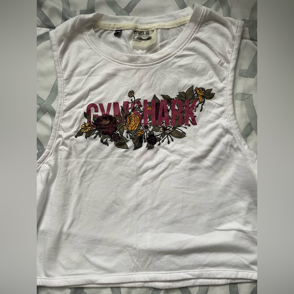 GYM SHARK FLORAL CROPPED TANK TOP